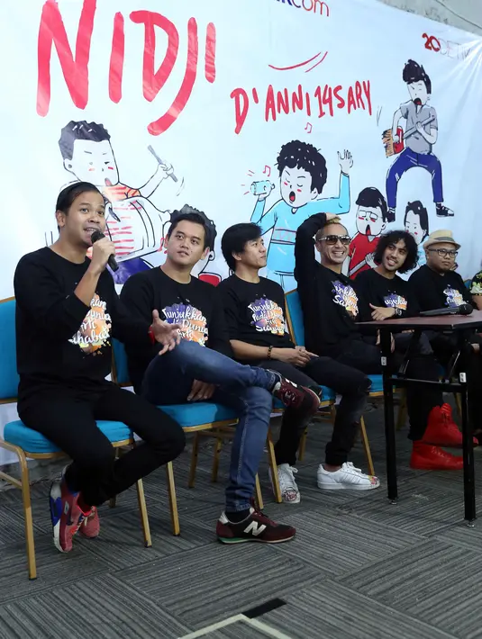 "Pernah berantem enggak? Yah pernah lah. Pernah mau bubar? Pernah juga. Pernah enggak ngomong? Pernah enggak ngomong satu sama lain, ya pernah" aku Giring ditemui Bintang.com di Kuningan City, Jakarta, Jumat (26/2/2016). (Nurwahyunan/Bintang.com)