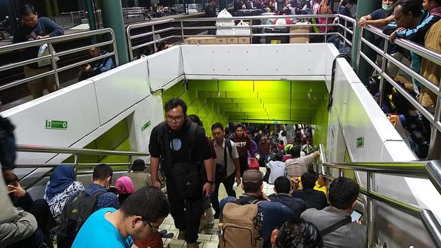 Kondisi Stasiun Gambir Jumat (27/12/2018) malam.