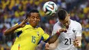 Pemain belakang Perancis, Laurent Koscielny (kanan), berebut bola atas dengan gelandang serang Ekuador, Michael Arroyo, di laga penyisihan Piala Dunia 2014 Grup E di Stadion Maracana, Rio de Janeiro, (26/6/2014). (REUTERS/Kai Pfaffenbach)