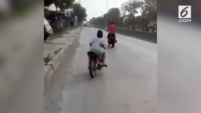 Sebuah video menampilkan detik-detik bocah jatuh dari motor mininya dan hampir terlindas mobil beredar di media sosial.