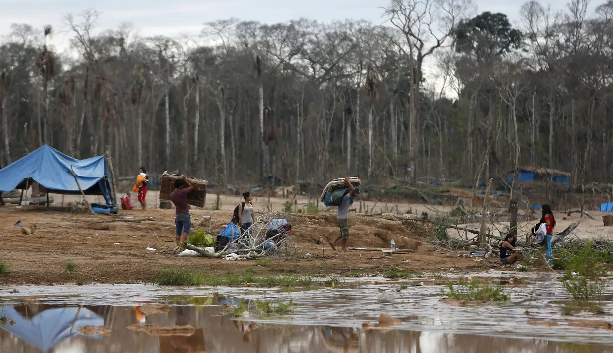 Sejumlah Penambang emas ilegal meninggalkan kamp setelah operasi polisi Peru di zona mega 14, Madre de Dios, Amazon Selatan, Peru (14/7/2015). Tambang emas ilegal ini merupakan wilayah cagar alam hutan Amazon. (REUTERS/Janine Costa)