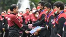 <p>Presiden Joko Widodo (kiri) berjabat tangan atlet saat upacara penyerahan bonus atlet SEA Games ke-31 Vietnam di Halaman Istana Merdeka, Jakarta, Senin (13/6/2022). Presiden menyerahkan total bonus kepada seluruh atlet sebesar Rp130,5 Miliar sementara untuk pelatih dan asisten pelatih sebesar Rp32 Miliar. (FOTO: Lukas - Biro Pers Sekretariat Presiden)</p>