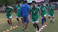 Persebaya 1927 kala berlatih di Karanggayam pekan lalu. Persebaya 1927 resmi tidak diundang mengikuti Piala Jenderal Sudirman. (Bola.com/Zaidan Nazarul)
