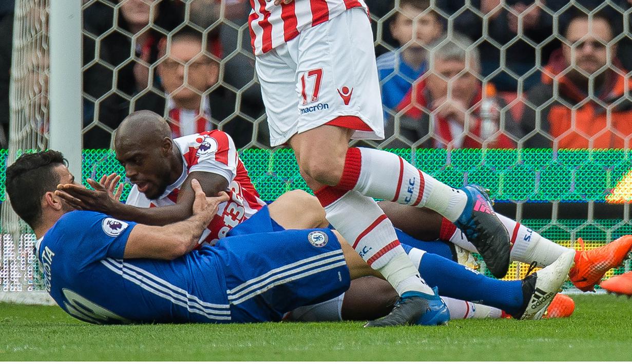 Bek Stoke City, Bruno Martins Indi, bersitegang dengan striker Chelsea, Diego Costa. Meskipun kerap mendapatkan perlakuan kasar, namun striker Chelsea, Diego Costa, tetap mampu mengontrol emosinya. (EPA/Peter Powell).