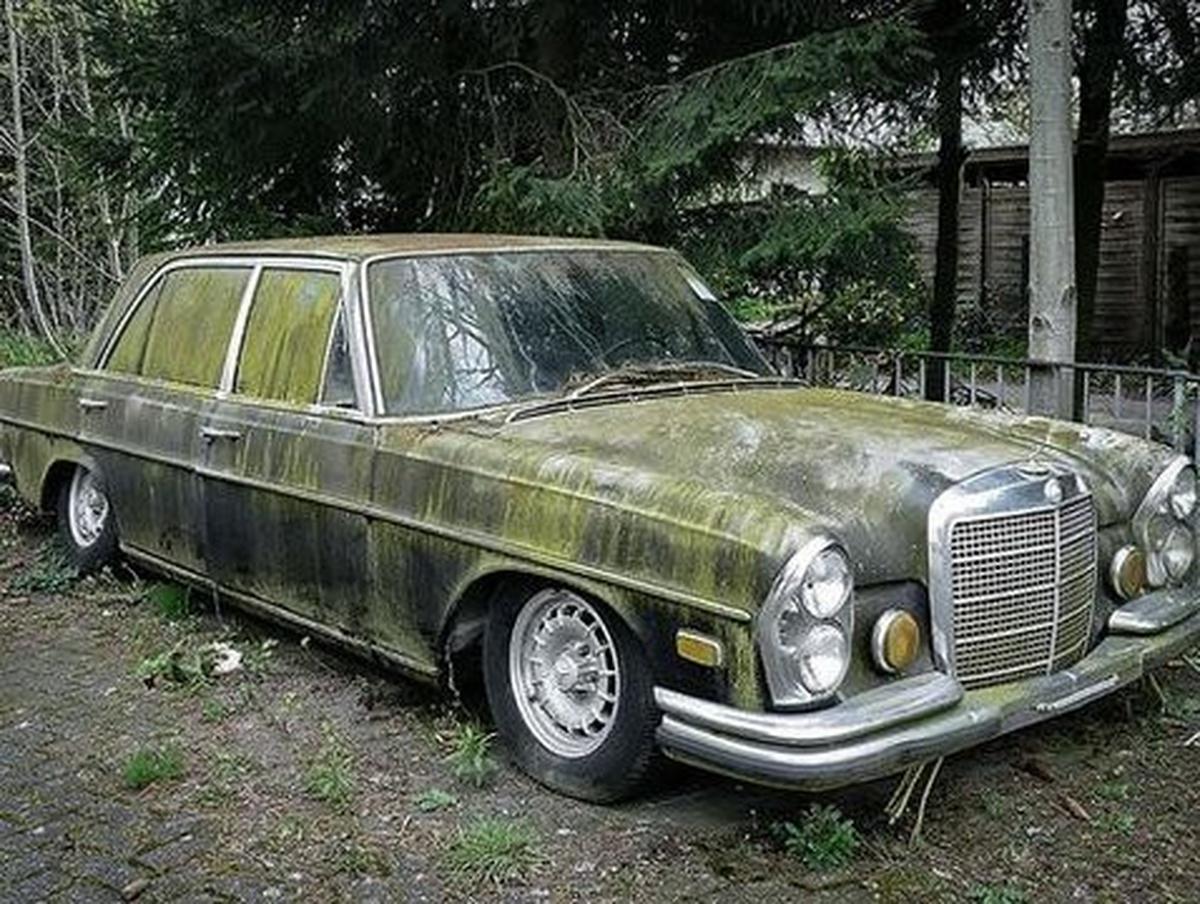 Sayang Banget! Deretan Mobil Mewah Ini Ditinggal Sampai Jadi Rongsokan