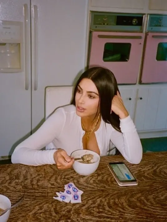 Kim Kardashian bahkan mengaku makan sesuka hatinya setiap satu hari dalam 10 hari. (instagram/kimkardashian)