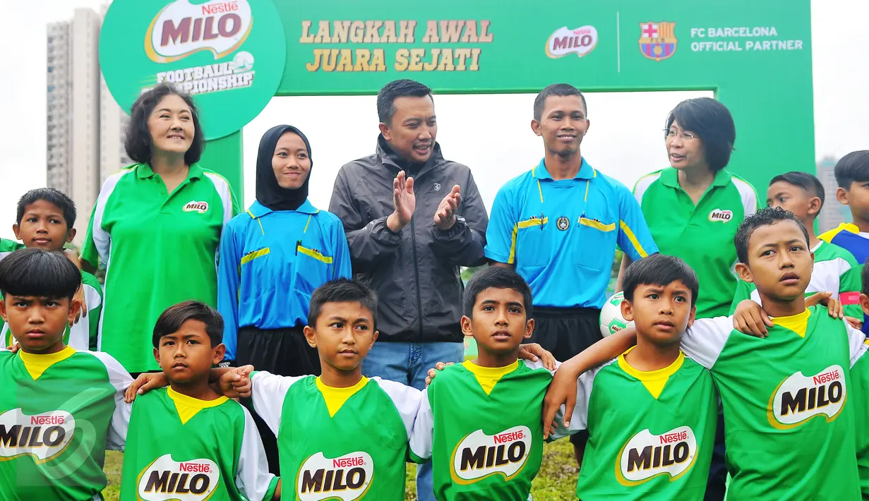 Menpora Imam Nahrawi berpose bersama sejumlah anak dan panitia penyelenggara Milo Football Championship di Jakarta, Sabtu (18/2). Sebanyak 8000 siswa SD mengikuti acara ini. (Liputan6.com/Angga Yuniar)