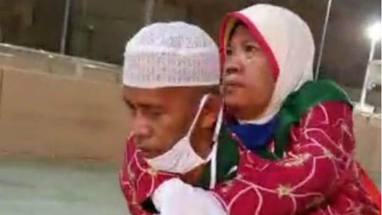 Kisah Haji Blora: Suwito 'Harus' Jalan Kaki Sambil Gendong Istri Saat Pulang Lempar Jumrah