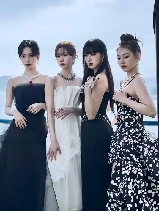 Grup AESPA yang sedang naik daun terlihat di Cannes Film Festival 2023. Melakukan debut mereka di Cannes, penampilan keempat member AESPA ini sontak menuai sorotan. Menghadirkan gaya gothic glamour dengan gaun-gaun bernuansa hitam dan riasan yang sesuai, penampilan mereka memesona dalam ciri khas masing-masing. Foto: Instagram.