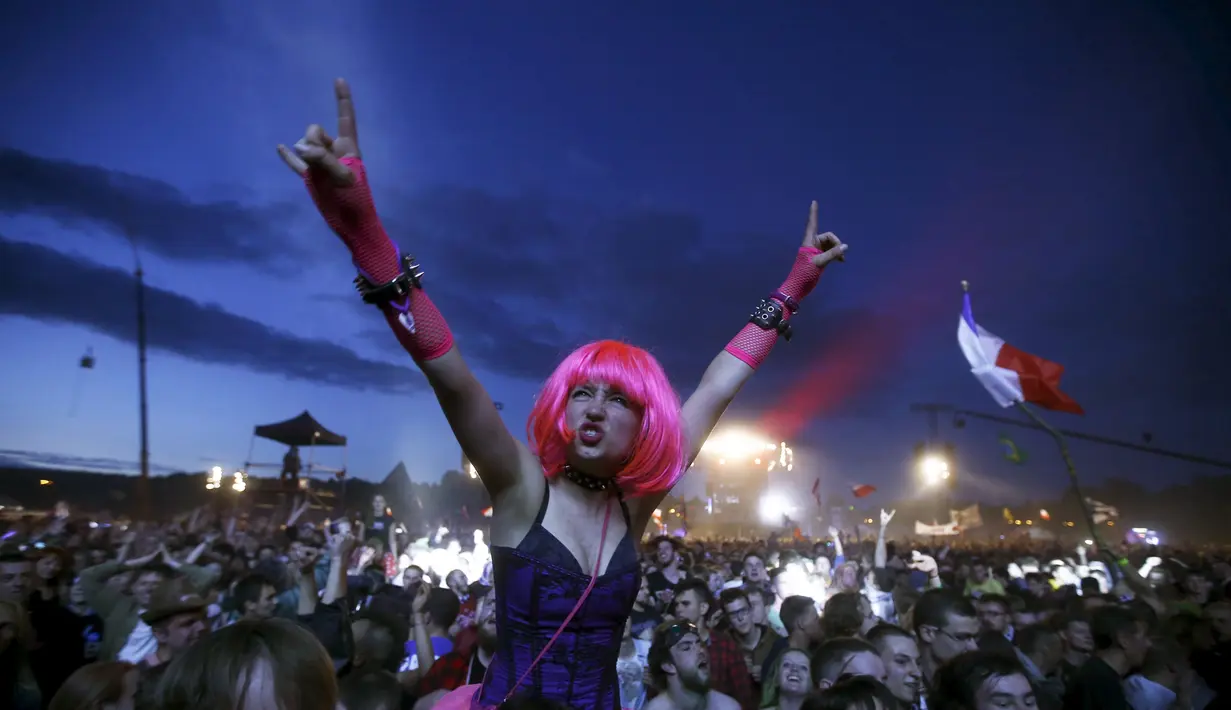 Seorang wanita digendong penonton lainnya saat menikmati salah satu band pada Festival Woodstock ke-21 di Kostrzyn-upon-Odra, Polandia, Minggu (31/7/2015). Festival ini digagas wartawan Polandia & kampanye sosial Jerzy Owsiak. (REUTERS/Kacper Pempel)