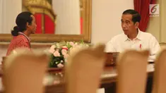 Seorang sopir truk bernama Agus Yuda (kiri) berbincang dengan Presiden Joko Widodo di Istana Negara, Jakarta, Selasa (8/5). Agus mengaku berjalan kaki selama 26 hari dari Sidoarjo menuju Jakarta untuk bertemu Jokowi. (Liputan6.com/Angga Yuniar)