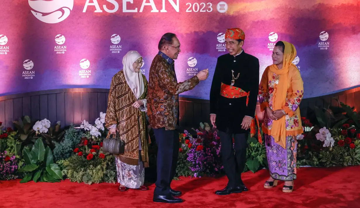 <p>Perdana Menteri Malaysia Anwar Ibrahim (kedua kiri) dan istrinya Wan Azizah Wan Ismail (kiri) disambut oleh Presiden Indonesia Joko Widodo atau Jokowi (kedua kanan) dan Ibu Negara Iriana Widodo pada gala dinner KTT ke-43 ASEAN di Jakarta, Indonesia, Rabu (6/9/2023). (Mast IRHAM/POOL/AFP)</p>