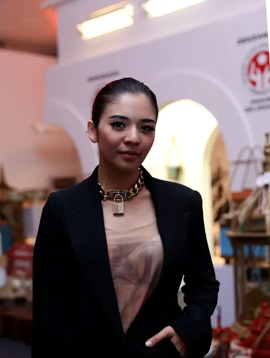 Aktris pemeran film ‘Mati Suri’ ini juga mengungkap jika dirinya kerap mengonsumsi air putih yang banyak agar tetap ‘fresh’. Dengan ditambah perawatan (pijat dan lulur) di rumah, penampilan cantik pun di dapatnya. (Andy Masela/Bintang.com)