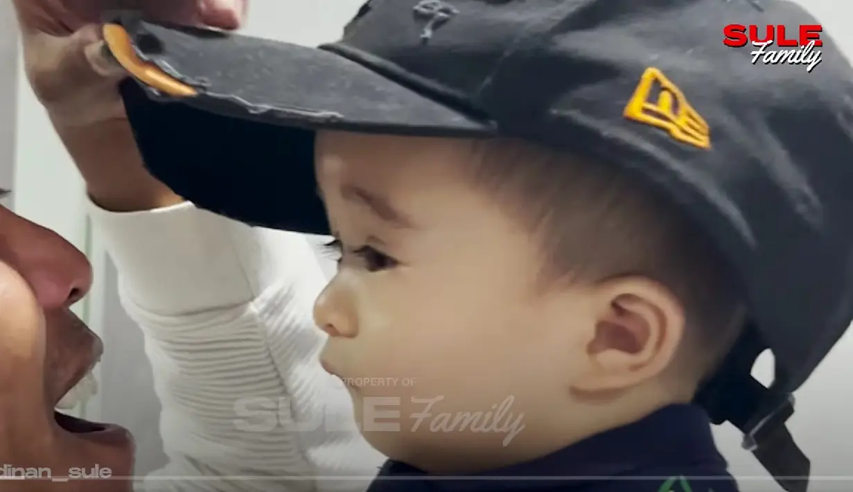 Momen gemas Sule saat bermain dengan putranya, Baby Adzam yang sedang berada di rumah Nathalie Holscher. (Foto: YouTube SULE FAMILY) - 4