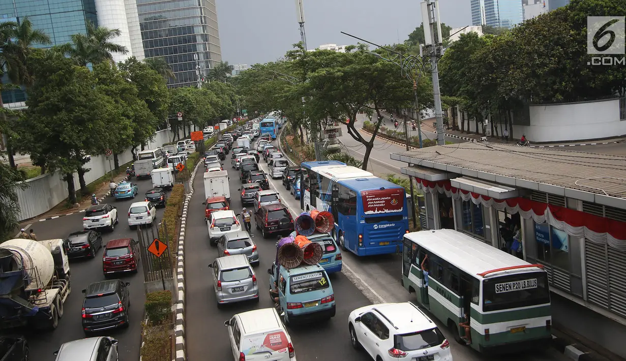 Kendaraan terjebak kemacetan di Jalan HR Rasuna Said, Jakarta, Rabu (6/9). Menurut Menhub, wacana ini timbul untuk membantah adanya diskriminatif terhadap sepeda motor karena dilarang melintas di jalan Sudirman. (Liputan6.com/Immanuel Antonius)