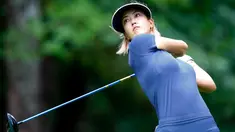 Michelle Wie dari Amerika Serikat melakukan tee off pada hole ke 11 selama putaran pertama turnamen golf wanita AS Terbuka di Shoal Creek, Ala (31/5). Michelle Wie merupakan pegolf profesional AS keturunan Korea. (AP Photo / Butch Dill)