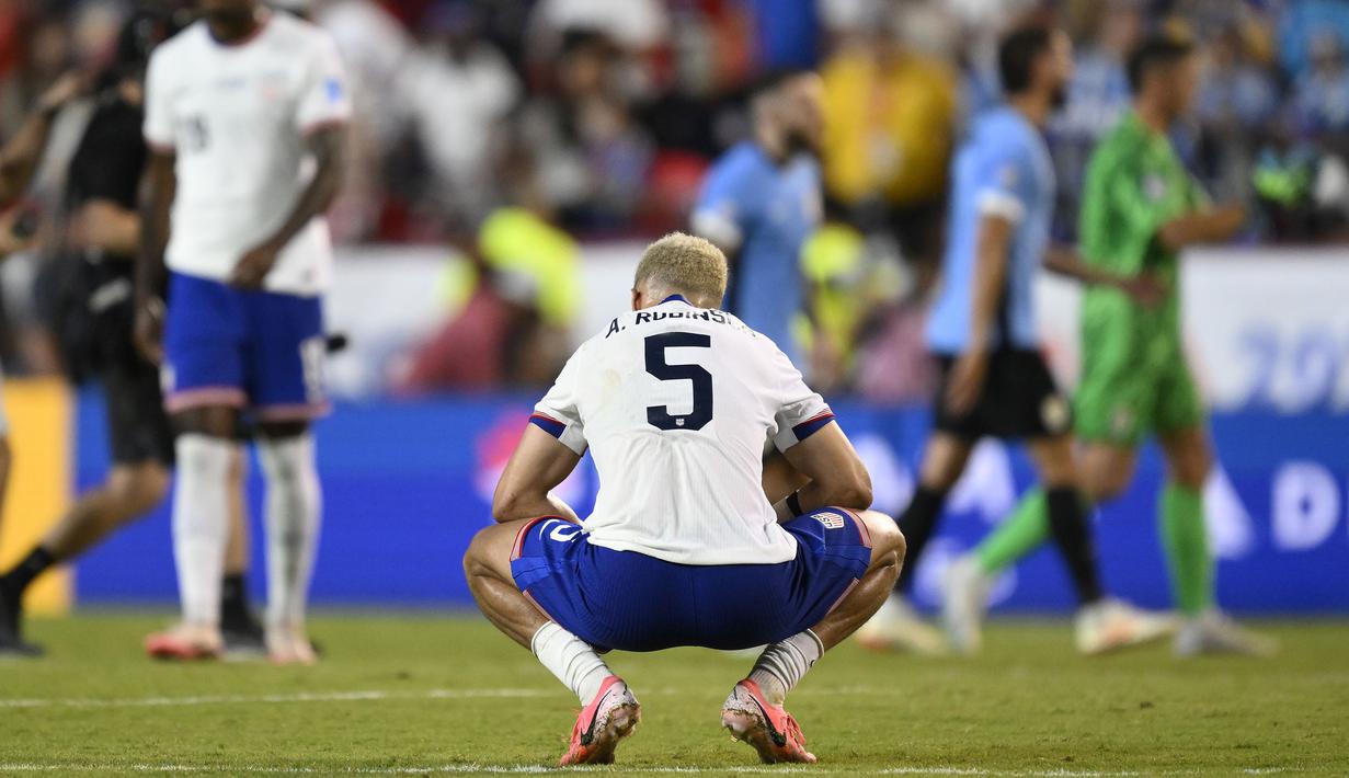 Ekspresi kecewa pemain Amerika Serikat, Antonee Robinson setelah timnya kalah dari Urugay pada laga Grup C Copa America 2024 di Arrowhead Stadium, Kansas City, Missouri, Selasa (07/02/2024) WIB. (AP Photo/Reed Hoffman)