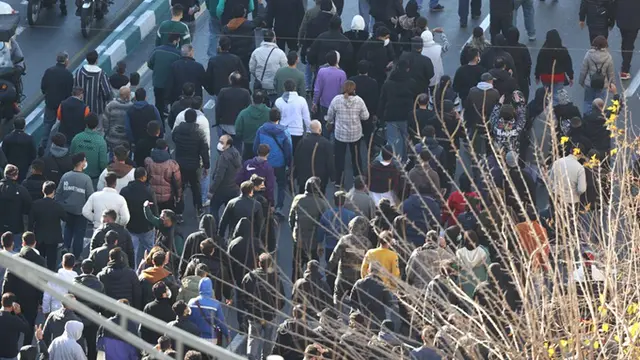 Para pengunjuk rasa berdemonstrasi di pusat kota Teheran, Iran, Senin, (29/12/2025).