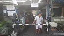 Warga Jalan Lauser, RT 08/08, Kebayoran Baru, Jakarta, menjaga ketat pintu masuk permukiman mereka, Senin (9/5). Penjagaan dilakukan lantaran hari ini diisukan akan ada penyampaian SP-2 terkait penggusuran di lokasi itu. (Liputan6.com/Immanuel Antonius)