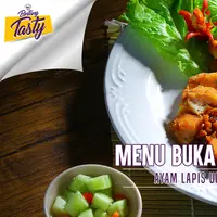 Sudah tahu mau buka puasa pakai apa hari ini? Kalau belum, cobain deh Ayam Lapis Udang. (Foto: Adrian Putra/Bintang.com, Digital Imaging: M. Iqbal Nurfajri/Bintang.com, Chef: Arum Sari)