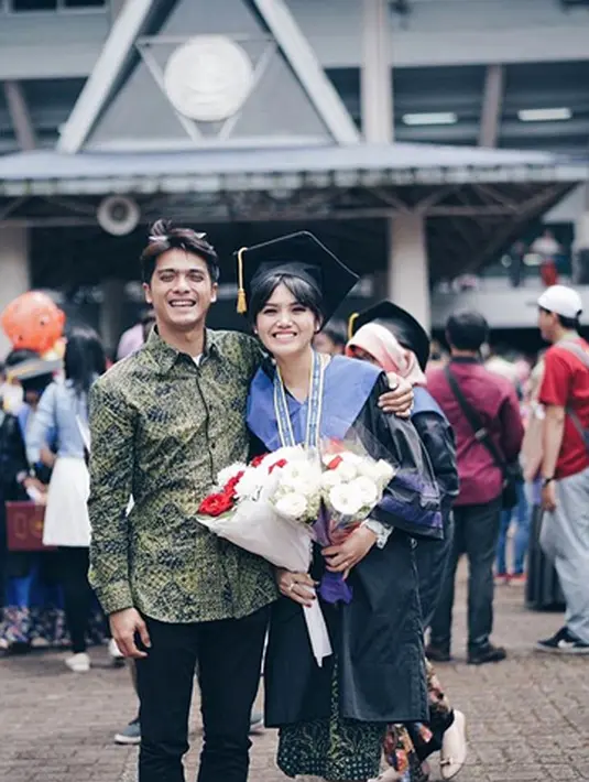 Setelah resmi nikah, Ricky Harun langsung kembali syuting. Peraih penghargaan Pasangan Paling Romantis dalam ajang Infotainment Awards 2017 kini telah memiliki dua orang anak, Mikaila Akyza Pratama dan Athaya Akyza Pratama. (dok.Instagram)