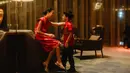 Busana merah ini tidak hanya identik dengan keberuntungan, tetapi juga menghadirkan kesan yang elegan. [Foto: Instagram/ VjDaniel]