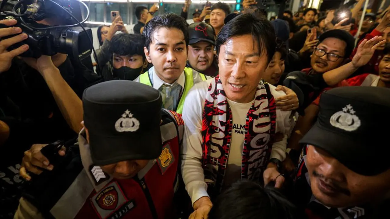 Shin Tae-yong ketika berada di Bandara Soekarno-Hatta, Tangerang, untuk pulang ke Korea Selatan, Minggu (26/01/2025). (c) Bola.net/Bagaskara Lazuardi