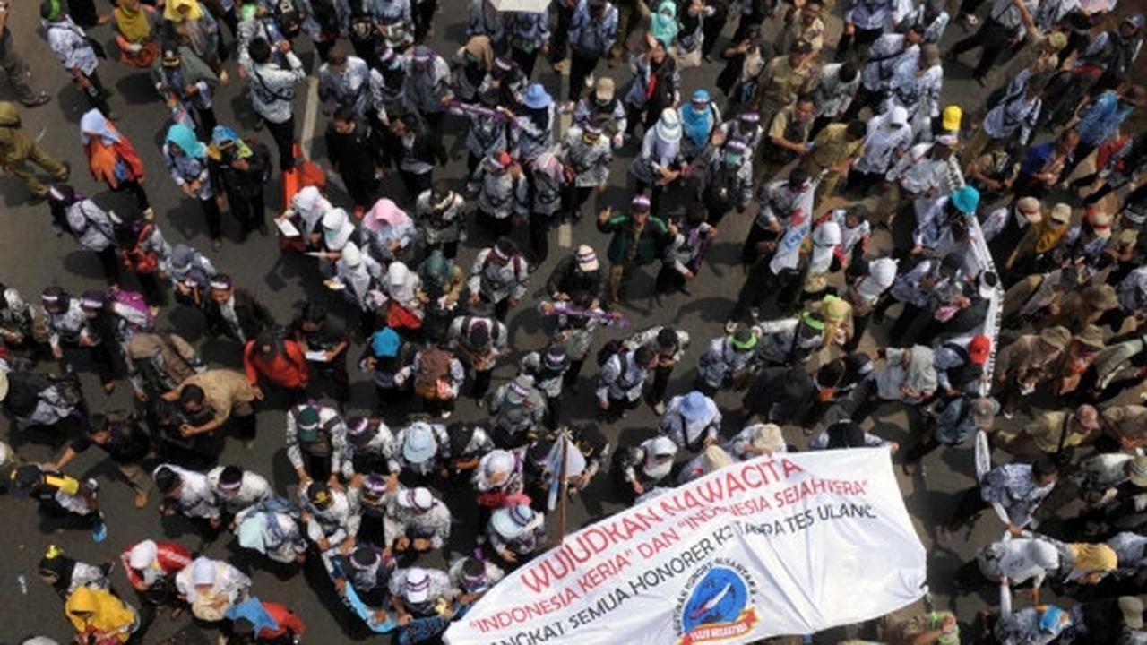 Tuntut jadi PNS, ribuan guru honorer banjiri Gedung DPR