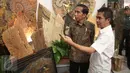 Presiden Jokowi melihat salah satu produk yang dipamerkan dalam Inacraft 2017 di JCC, Senayan, Jakarta, Rabu (26/4). Jokowi yakin kerajinan Indonesia mampu bersaing dengan negara lain dan suatu saat akan menjadi yang terbaik. (Liputan6.com/Angga Yuniar)