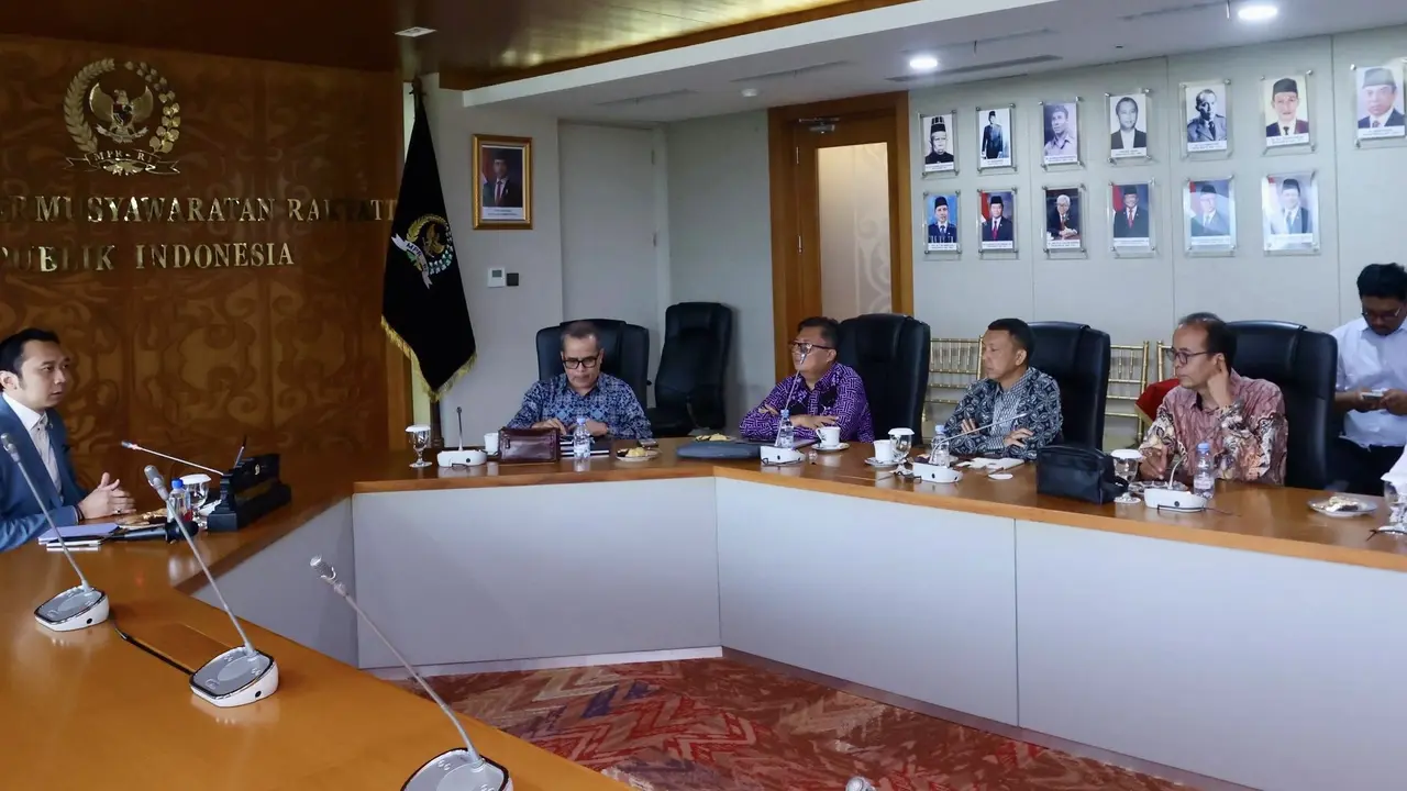 Wakil Ketua MPR RI dari Partai Demokrat Edhie Baskoro Yudhoyono (Ibas) saat beraudiensi dengan dosen-dosen IPB di gedung MPR RI Jakarta, Rabu (15/4/2025) (Tim Media Ibas)