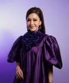 Dalam pemotretan terbarunya, Maia tampil glamor mengenakan gaun ungu bervolume rancangan desainer Wiki Wu (@wikiwu5), menghadirkan perpaduan sempurna antara kemewahan, keanggunan, dan sentuhan dramatis yang memukau. [@maiaestiantyreal].