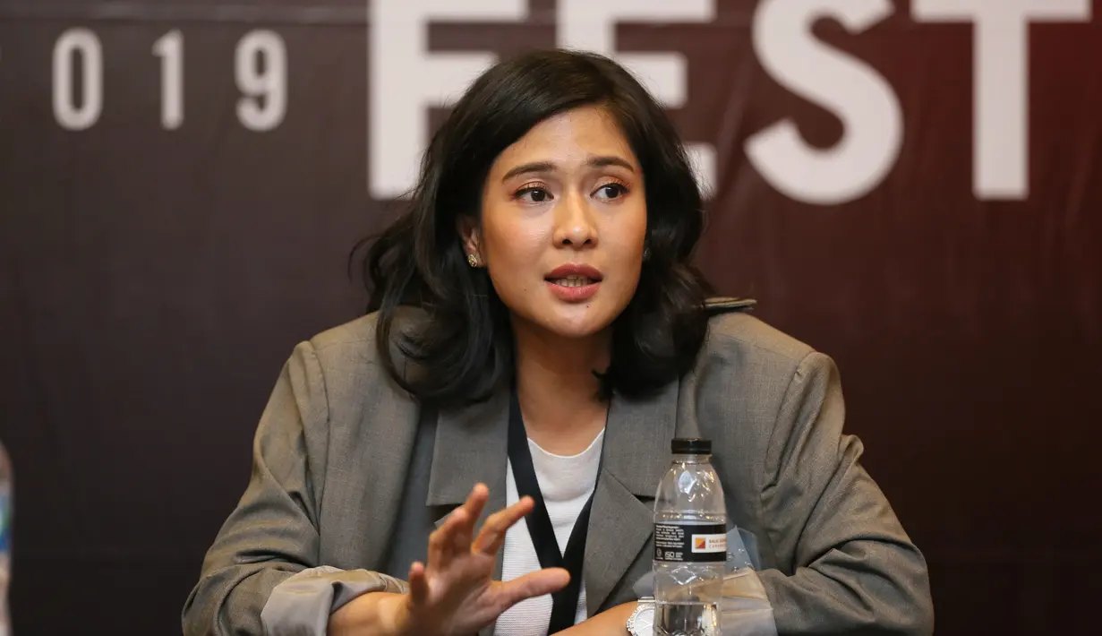 Dian Sastrowardoyo acara IDEAFest 2019. (Adrian Putra/Fimela.com)