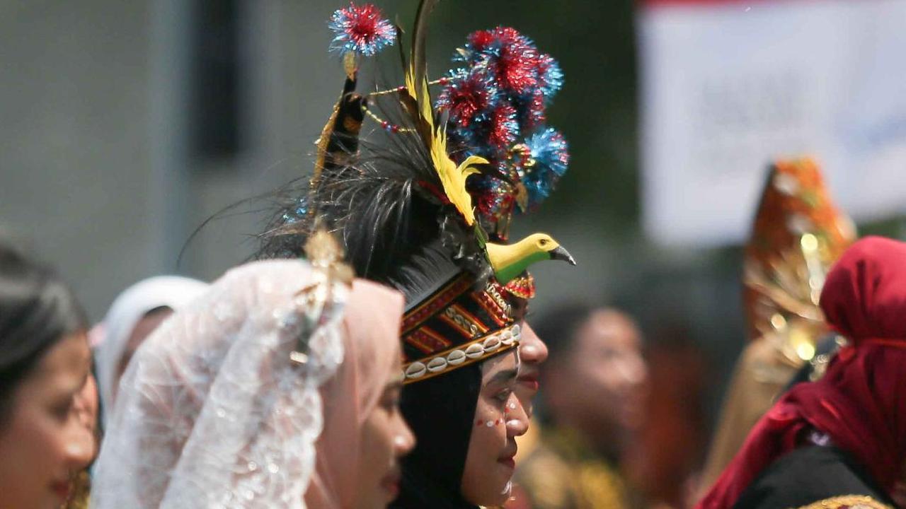 Para penari itu tampil dengan membawakan gerakan tarian mereka dari daerah asal.