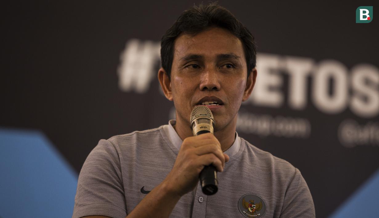 Pelatih Timnas Indonesia, Bima Sakti, saat tur trofi Piala AFF di Mall Kota Kasablanka, Jakarta, Minggu (4/11). Timnas Indonesia akan memulai Piala AFF melawan Singapura pada 9 September. (Bola.com/Vitalis Yogi Trisna)