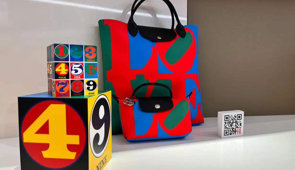 LOVE adalah sebuah kata dengan pesan yang positif dan kaya makna. Di setiap aspek kehidupan dengan cinta menjadi penyejuk, pemersatu, penanda yang dibutuhkan siapa saja. Sama seperti Longchamp Le Pliage produk aksesori yang dicintai banyak orang selama 30 tahun ini.   / Foto: Adinda Tri Wardhani - Fimela.com.