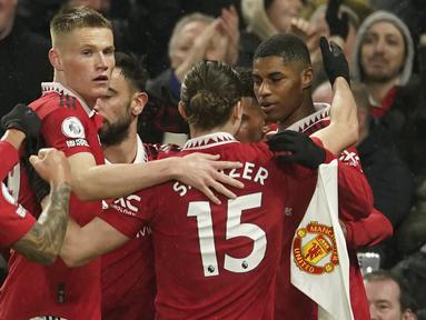 Manchester United berhasil meraih kemenangan tipis 1-0 atas tamunya Brentford pada laga tunda pekan ke-25 Liga Inggris 2022/2023 di Old Trafford Stadium, Kamis (6/4/2023) dini hari WIB. Gol tunggal kemenangan Setan Mearh dicetak striker andalan, Marcus Rashford pada menit ke-27. Gol tersebut menjadi gol ke-15 nya di Liga Inggris musim ini sekaligus menjadi gol ke-27 di semua ajang. Dengan tambahan tiga poin, MU yang kini mengoleksi 53 poin kembali meramaikan persaingan di posisi 3 besar bersama Newcastle United dan Tottenham Hotspur. (AP Photo/Dave Thompson)