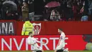 Gelandang Sevilla, Papu Gomez (kiri) berselebrasi dengan rekannya Ivan Rakitic usai mencetak gol ke gawang Barcelona pada pertandingan La Liga Spanyol di stadion Ramon Sanchez-Pizjuan, Spanyol, Rabu (22/12/2021). Sevilla kini berada di urutan kedua dengan 38 poin. (AP Photo/Angel Fernandez)