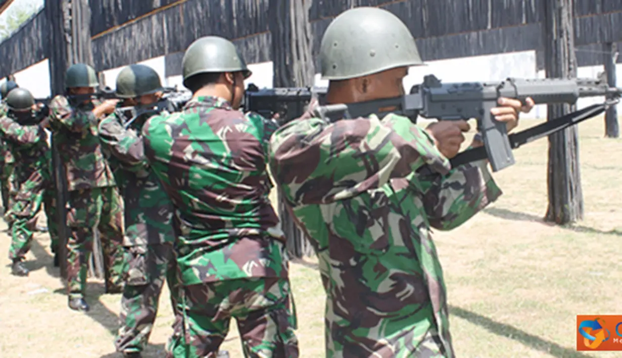 Citizen6, Surabaya: Ratusan Bintara dan Tamtama Kobangdikal mengasah naluri kemampuan tempur dengan menjalani Binlat menembak Triwulan III, dilapangan tembak Jala Krida Braja, Kesatrian Bumimoro, Kobangdikal, Selasa (25/9). (Pengirim: Penkobangdikal).