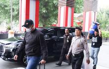 Bupati Klaten Tiba di KPK Petugas Angkut Tong Biru Bersegel