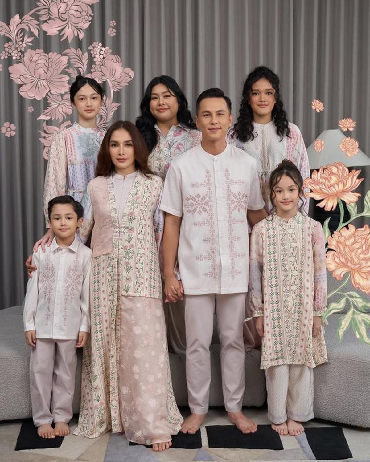 6 Potret Baju Sarimbit Keluarga Ussy Sulistiawaty dan Andhika Pratama, Desain Mewah Tapi Sederhana