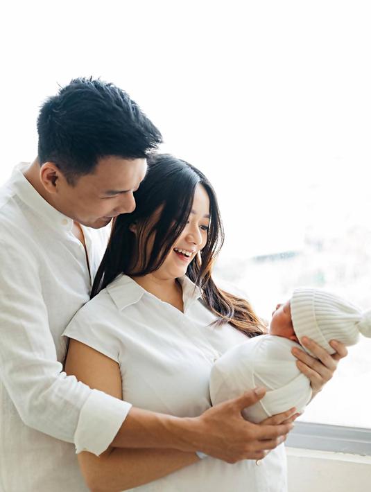 Hadirnya buah hati tentu semakin melengkapi kebahagian pasangan selebriti Fendy Chow dan Stella Cornelia. Dalam unggahan Instagramnya ini keduanya pun bersyukur bisa menjadi seorang ayah dan ibu. Selain itu Fendy pun mengungkapkan bahwa hingga saat ini ia terus belajar untuk menjadi seorang ayah.  (Liputan6.com/IG/@fendychow)