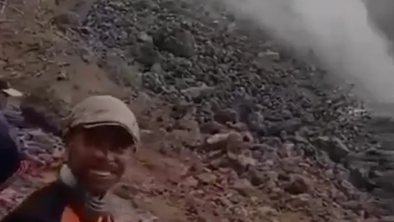 Screenshot video beberapa pria sedang asyik becengkerama di dekat aliran lava Ili Lewotolok di Kabupaten Lembata, NTT. (Ola Keda)