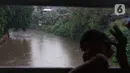 Kondisi aliran Sungai Ciliwung di kawasan Rawajati, Jakarta, Selasa (17/12/2019). Hujan deras yang mengguyur Jakarta sejak siang menyebabkan debit air Sungai Ciliwung mulai mengalami kenaikan, namun masih terpantau normal. (Liputan6.com/Immanuel Antonius)