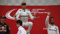 Pebalap Mercedes, Nico Rosberg, melompat kegirangan di podium usai menjuarai balapan F1 GP Jepang di Sirkuit Suzuka, Jepang, Minggu (9/10/2016). (Autosport)