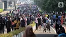 Seperti biasa, momen Hari Bebas Kendaraan Bermotor atau car free day (CFD) di Jakarta pada Minggu pagi dimanfaatkan warga untuk beragam aktivitas, salah satunya dengan berolahraga. (Liputan6.com/Angga Yuniar)