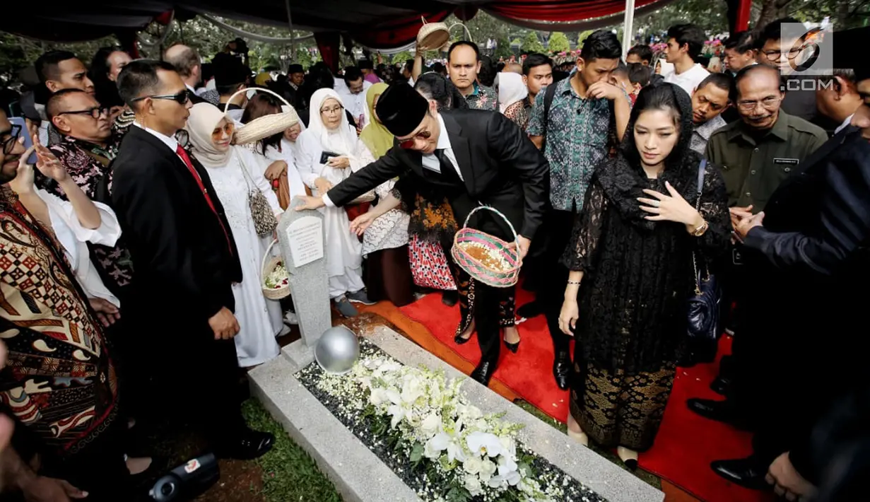 Putra Presiden ke-6 RI Susilo Bambang Yudhoyono, Edhie Baskoro Yudhoyono menaburkan bunga di atas makam Presiden ke-3 Republik Indonesia BJ Habibie di Taman Makam Pahlawan Nasional Utama (TMP) Kalibata, Jakarta, Kamis (12/9/2019). (Liputan6.com/HO/Nursajali Angkotasan & Michael Wicaksono)