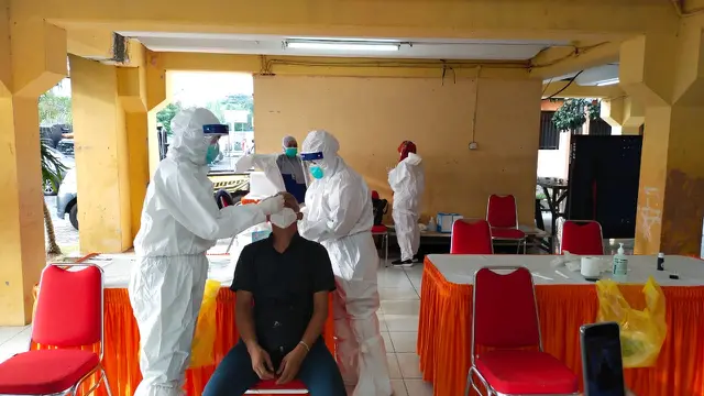 Tes Covid-19 di sejumlah rusun di Surabaya. (Dian Kurniawan/Liputan6.com)