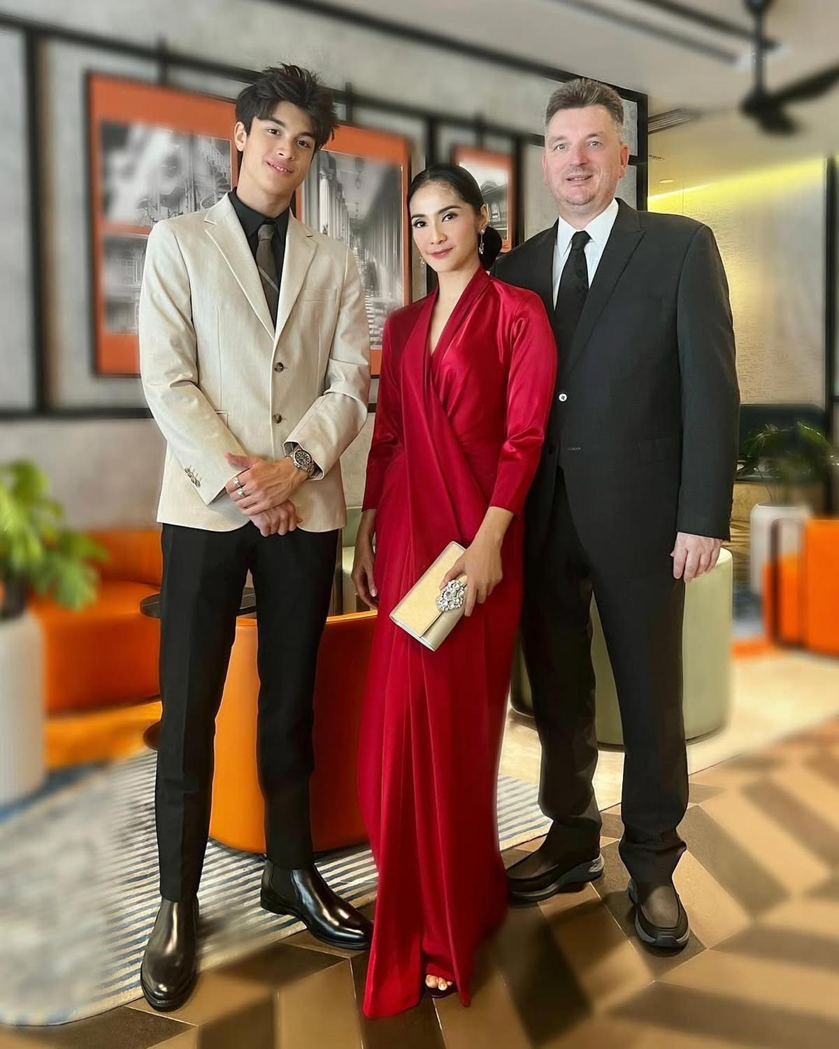 7 Potret Eddy Meijer Anak Maudy Koesnaedi Kenakan Pakaian Formal Berjas dan Dasi, Aura Gantengnya Makin Keluar