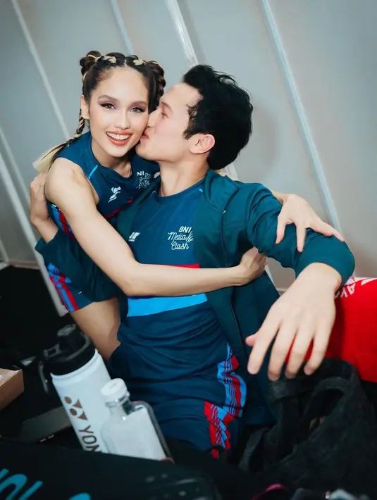 Melalui akun instagramnya, Cinta Laura membagikan momen dicium sang kekasih, Arya Vasco. Cinta memandang ke arah kamera sambil memeluk Arya. Unggahan tersebut menuai banyak perhatian netizen. Berikit potret kebersamaan Cinta dan Arya saat tanding bulu tangkis berpasangan. [Instagram/claurakiehl]