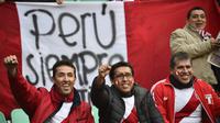 Sejumlah supoter kesebelasan nasional Peru menunggu pertandingan Grup C Copa America 2015, antara tim kesayangan mereka dan Brasil, di Estadio Municipal Germán Becker, Temuco, Cile, Minggu (14/6/2015).